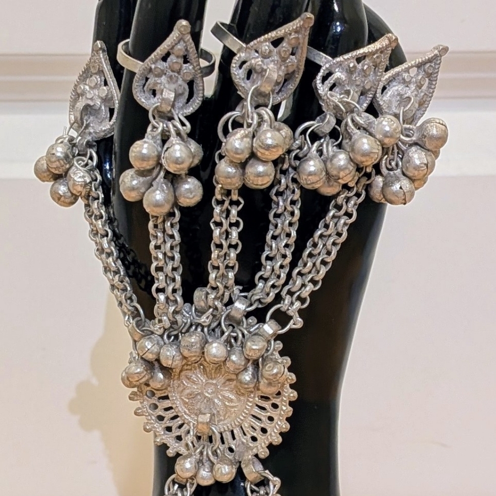 NWT Beckwoman Oxidized Silvertone Chain Bracelet with Rings Hathphool - Picture 2 of 7